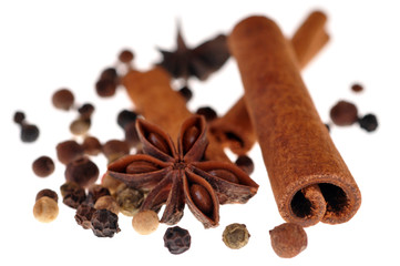 Badiane, bâtons de cannelle et poivre en grains