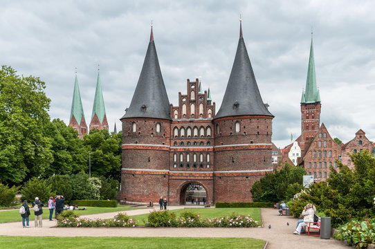 Park mit Lübecker Holstentor