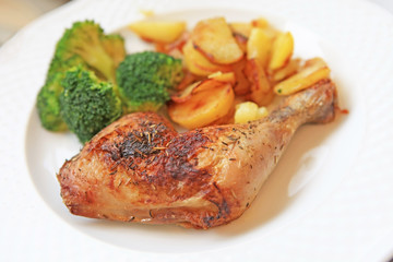 Hähnchenschenkel,Bratkartoffel , Gemüse