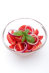 insalata di pomodori con cipolla e basilico