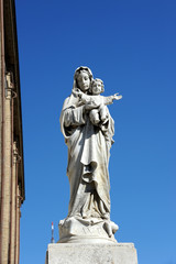Fototapeta na wymiar Rom Statua Madonna mit Kind