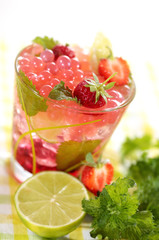 Cocktail mit Erdbeerbobas und Erdbeeren