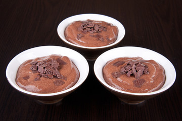 Drei Schalen mit Schokopudding