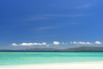 Fototapeta na wymiar 水納島の澄んだ海と青い空