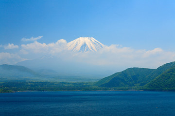 本栖湖と残雪の富士