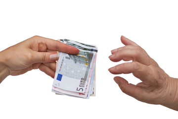 Junge Frau gibt Seniorin viel Geld