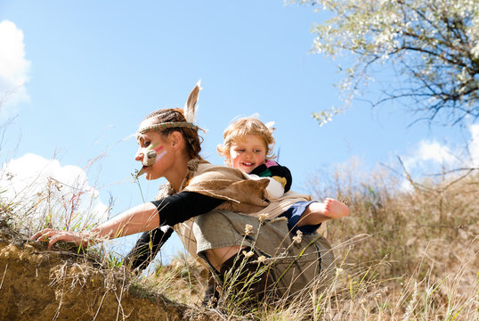 Red Indian girl in the image with your kid to hunt for prey