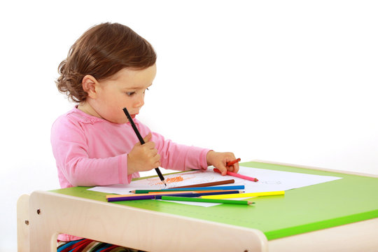 Ein Kleinkind malt ein Bild