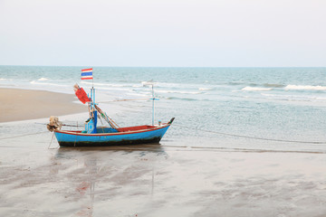 Naklejka na ściany i meble Tajski Język łodzi rybackich na plaży