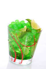 Cocktail mit grünen Bobas obendrauf