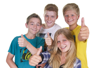 Gruppe Kinder und Teenager mit Daumen hoch