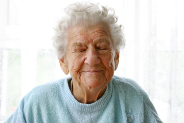 Eine Rentnerin im Porträt
