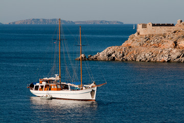 Fototapeta na wymiar Yacht near Hydros island, Greece