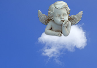 ange pensif sur nuage