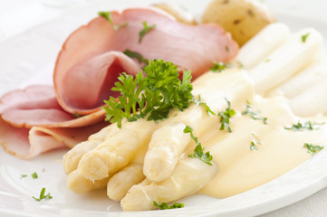 Spargel mit Schinken