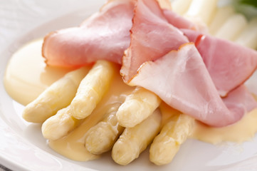 Spargel mit schinken