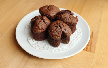 Quatre coeurs au chocolat sur l'assiette blanche