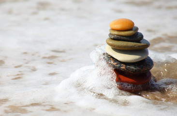 Turm aus Steinen im Wasser