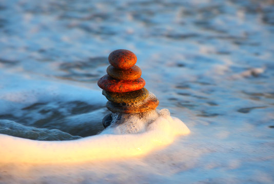 Turm aus Steinen in der Welle