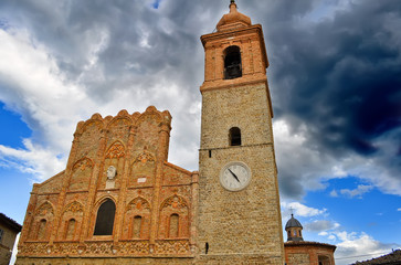 Fototapeta na wymiar church under a cloudy sky