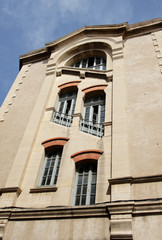 Fototapeta na wymiar Fenêtres obliques à Nîmes