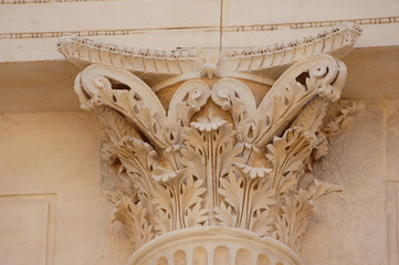 Chapiteau de la maison carré à Nîmes