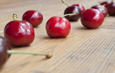 Kirschen auf dem Gartenholztisch