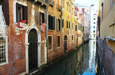 Fototapeta na wymiar Kanał Wenecja z drzwi drewnianych, Włochy