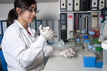 Mujer científico tomando muestra