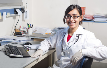 Mujer médico en su consulta