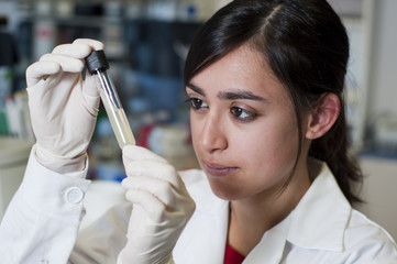 Mujer científico mirando muestra