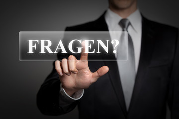 Mann drückt touchscreen button - Fragen?