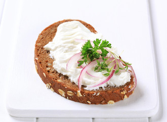 Brown bread with cream cheese