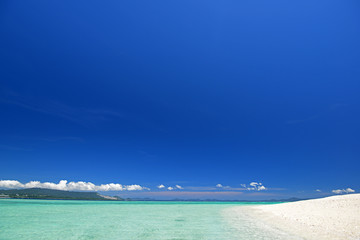 澄んだ美しい海と紺碧の空