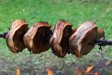 Schweinefleisch am Spieß