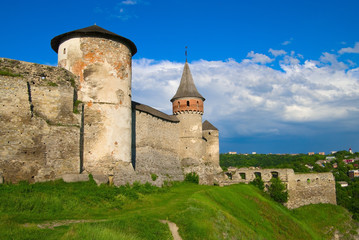 Fototapeta na wymiar Średniowieczny zamek w Kamenetz-Podolsk, Ukraina