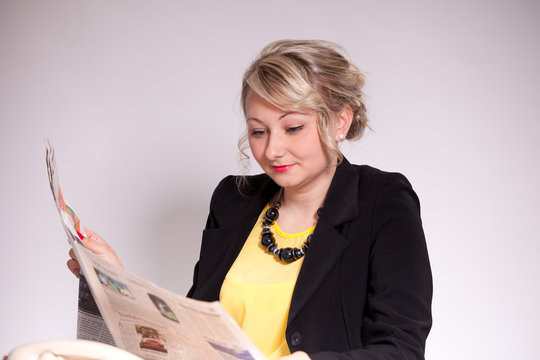 zeitung lesende frau