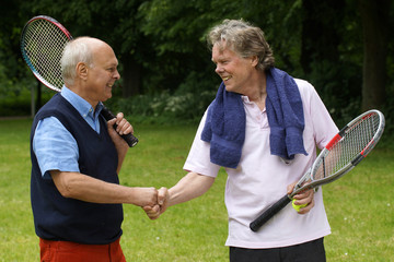 Ältere Herren spielen Tennis