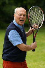 Älterer Mann spielt Tennis
