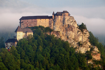 Fototapeta na wymiar Słowacja Zamek o wschodzie słońca - Zamek Orawski