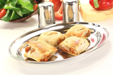 Blätterteigtaschen gefüllt mit Paprika und Käse