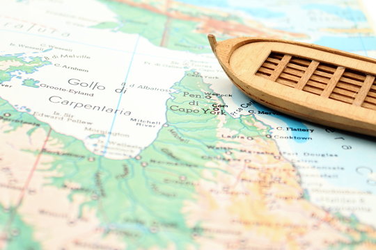 Una barca di legno su cartina enciclopedia.