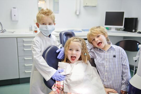 Kinder spielen Zahnarzt