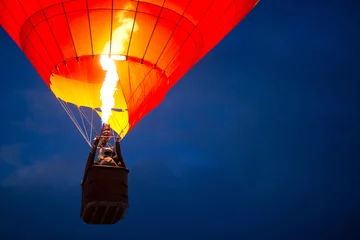 Selbstklebende Fototapete Ballon Aerostat bei Nacht
