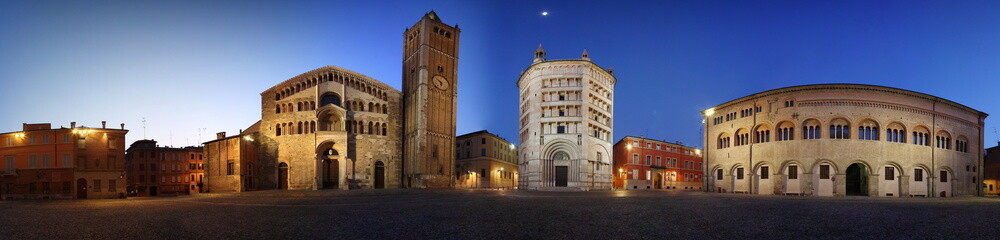 Fototapeta na wymiar Parma, Piazza Duomo i Baptysterium