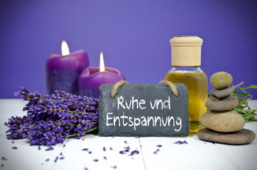 Lavendel mit Minitafel Ruhe und Entspannung und Steinen