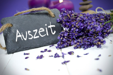 Lavendel mit Schiefertafel und Auszeit und Kerze