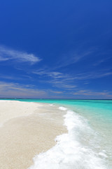 Fototapeta na wymiar Biała kipiel w pięknej plaży