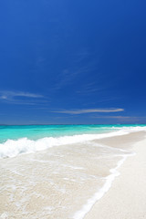 水納島の美しいビーチと紺碧の空
