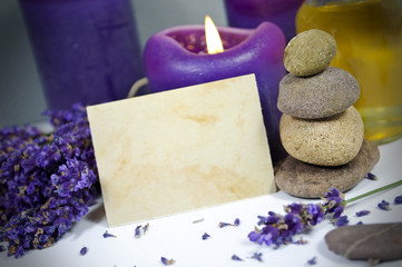 Lavendel mit Wellnesssteinen, Karte und Kerze